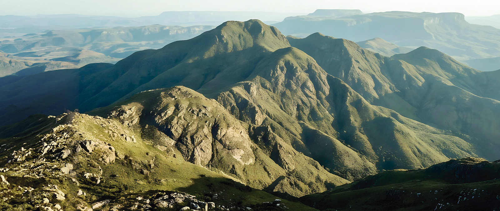 Vista aérea das serras de um município minerador de Minas Gerais